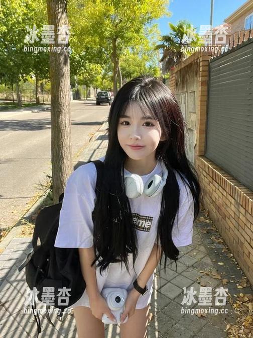 五一吃瓜 五一吃瓜网页:娜娜今天穿的好飘逸,跟她的瓜一样轻松愉快