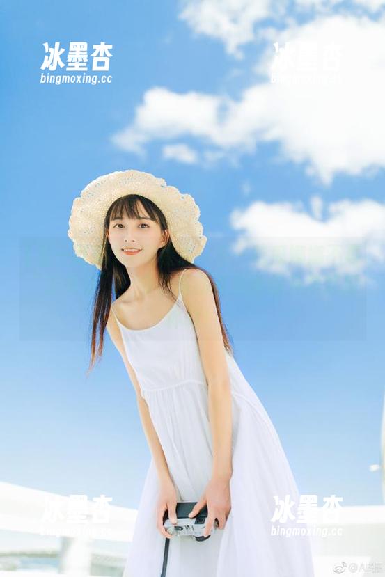 官网看点：五一吃瓜娜娜不再“歪头杀”，今天有新姿势助你升华吃瓜体验！