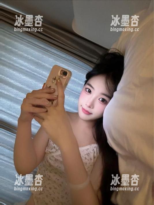 哈哈，看着吃瓜不打烊app里的最新瓜，完全就沉浸在八卦海洋里啊！