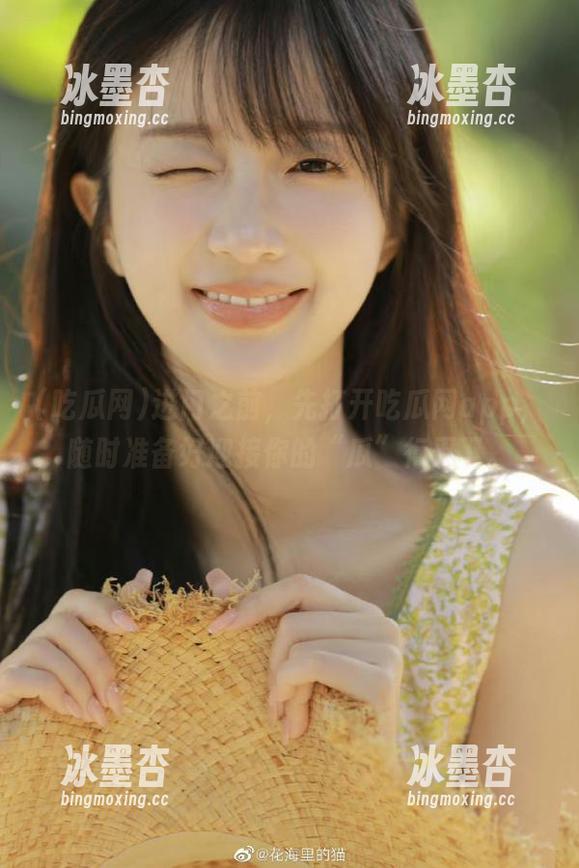 进门之前，先打开吃瓜网app，随时准备好迎接你的“瓜”行天下。