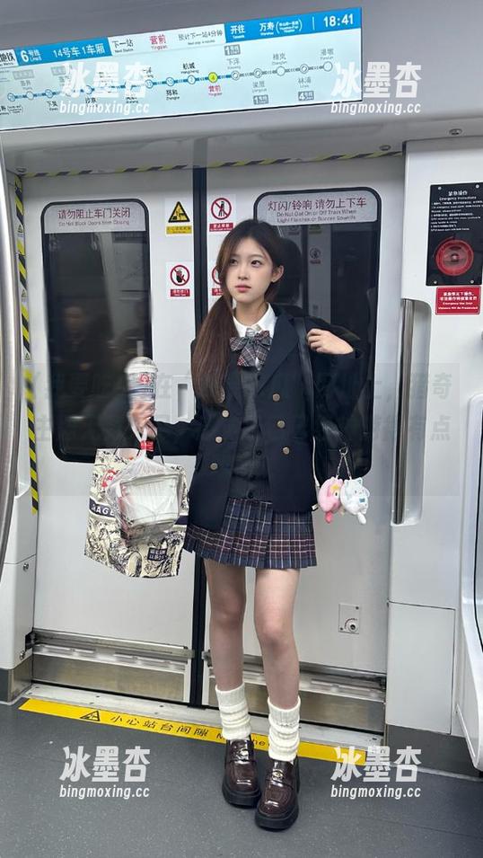 在“我要吃瓜”网址上，猎奇主题无穷无尽，感觉自己已经神游得有点飘了...