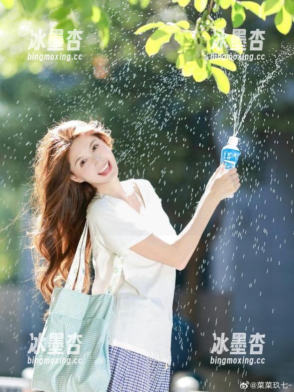 突然发现黑料正能量zzzttt视频里的传送门，进去能否“穿越”未来呢？